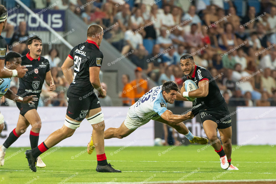 Matthis LEBEL (15) Stade Toulousain  with ball - Peyo MUSCARDITZ (13) Aviron Bayonnais Rugby Pro