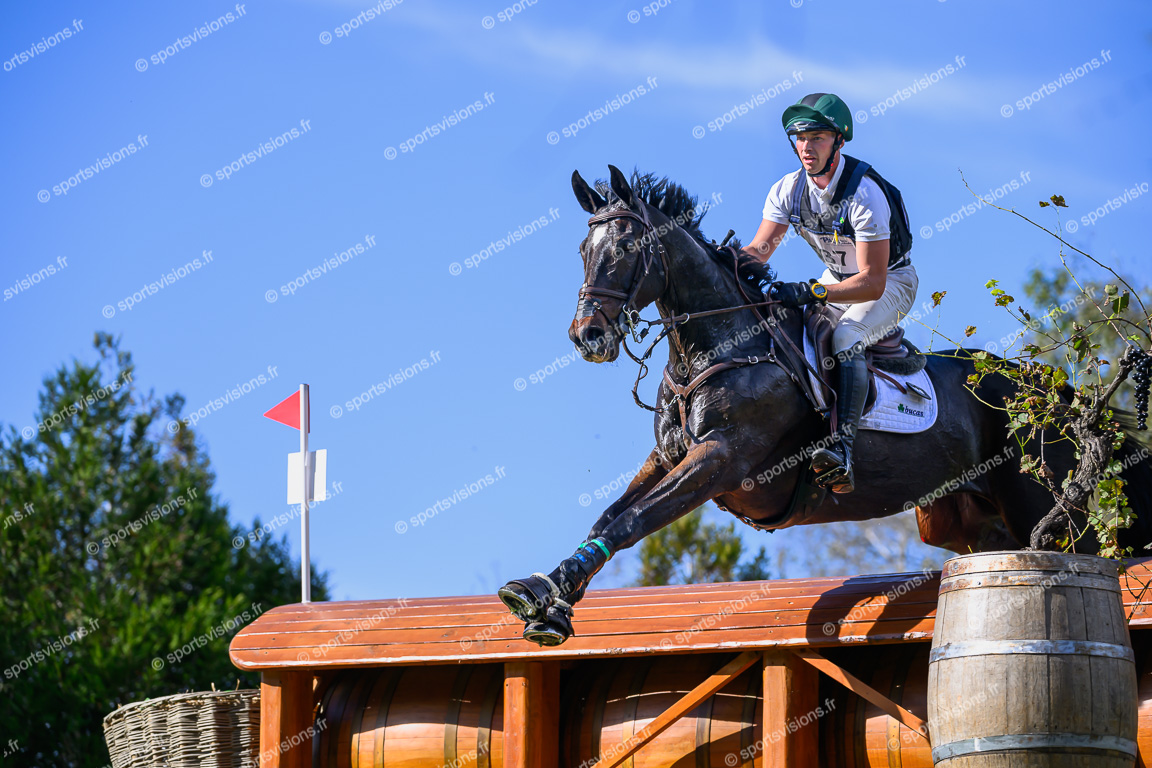 Ian CASSELLS  (537) Horse : MASTER POINT (IRL)