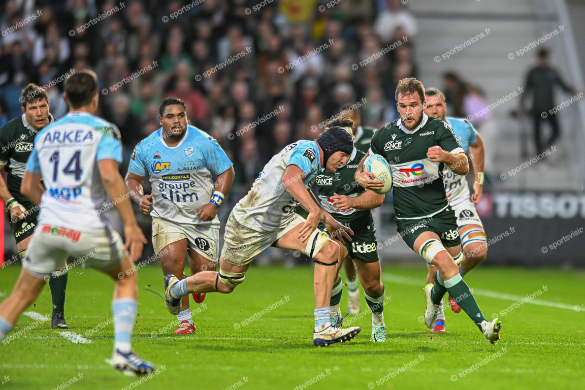 Thibaut HAMONOU (7) Section Paloise  with ball -Arthur ITURRIA (7) Aviron Bayonnais Rugby Pro