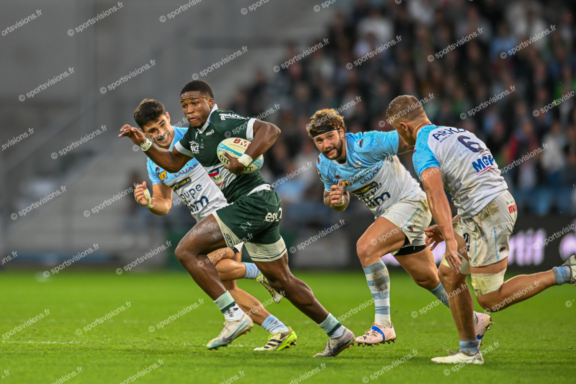 Samuel EZEALA (14) Section Paloise  with ball - Guillaume MARTOCQ (21) and Frederico MORI (12) Aviron Bayonnais Rugby Pro