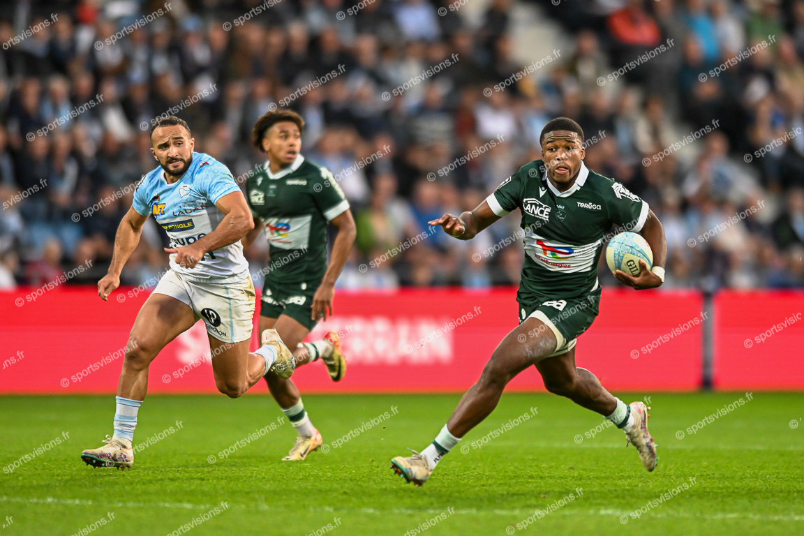 Samuel EZEALA (14) Section Paloise  with ball - Nadir MEGDOUD (11) Aviron Bayonnais Rugby Pro