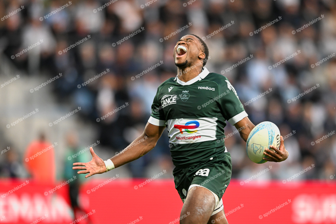 Samuel EZEALA (14) Section Paloise  with ball