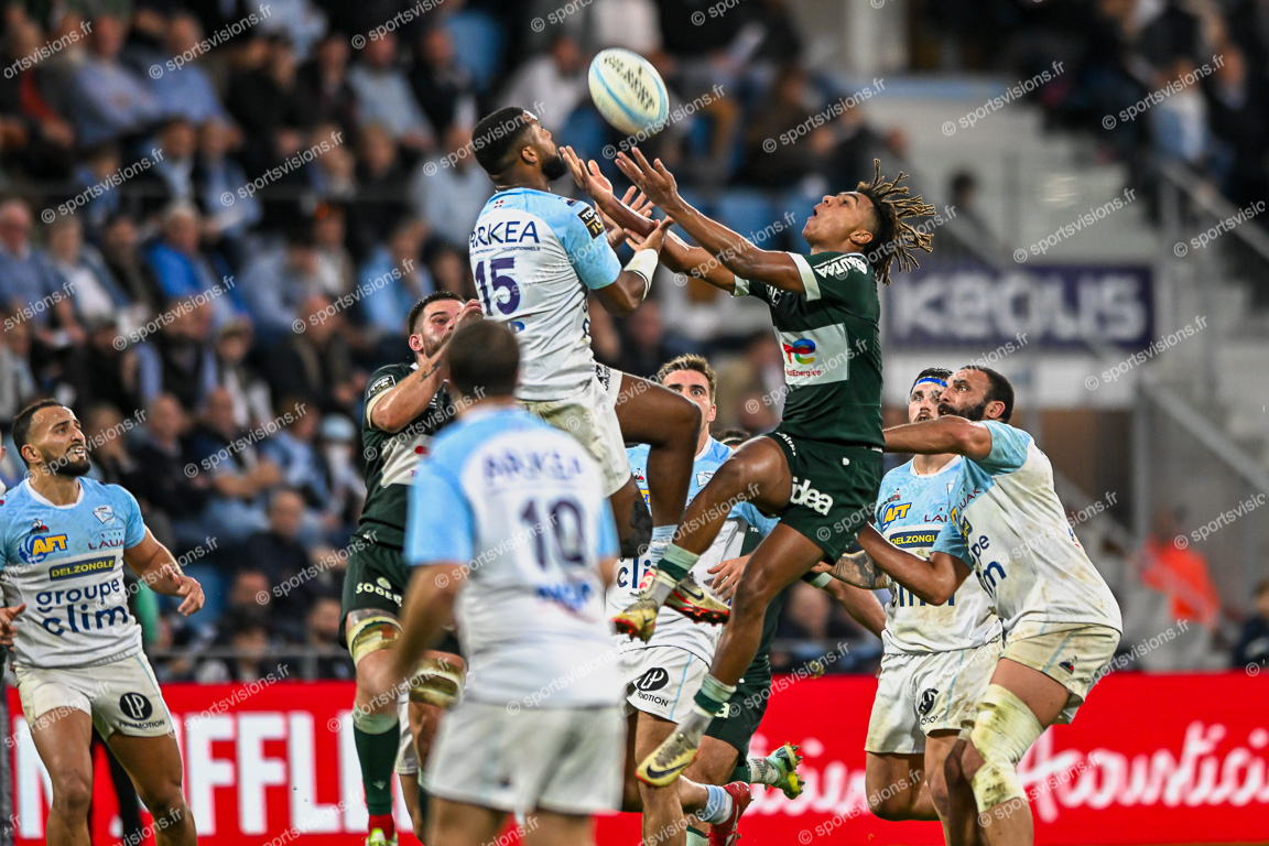 Duel in the air for the ball Cheikh  TIBERGHEIN (15) Aviron Bayonnais Rugby Pro - Theo ATTISSOGBE (11) Section Paloise