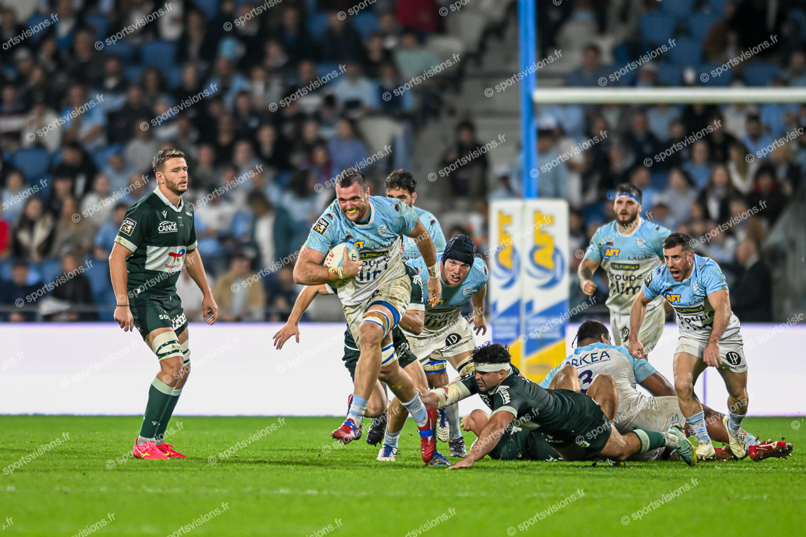 Thomas CEYTE (4) Aviron Bayonnais Rugby Pro with ball