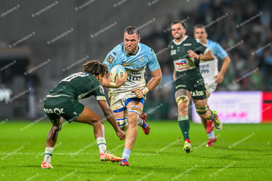 Thomas CEYTE (4) Aviron Bayonnais Rugby Pro with ball