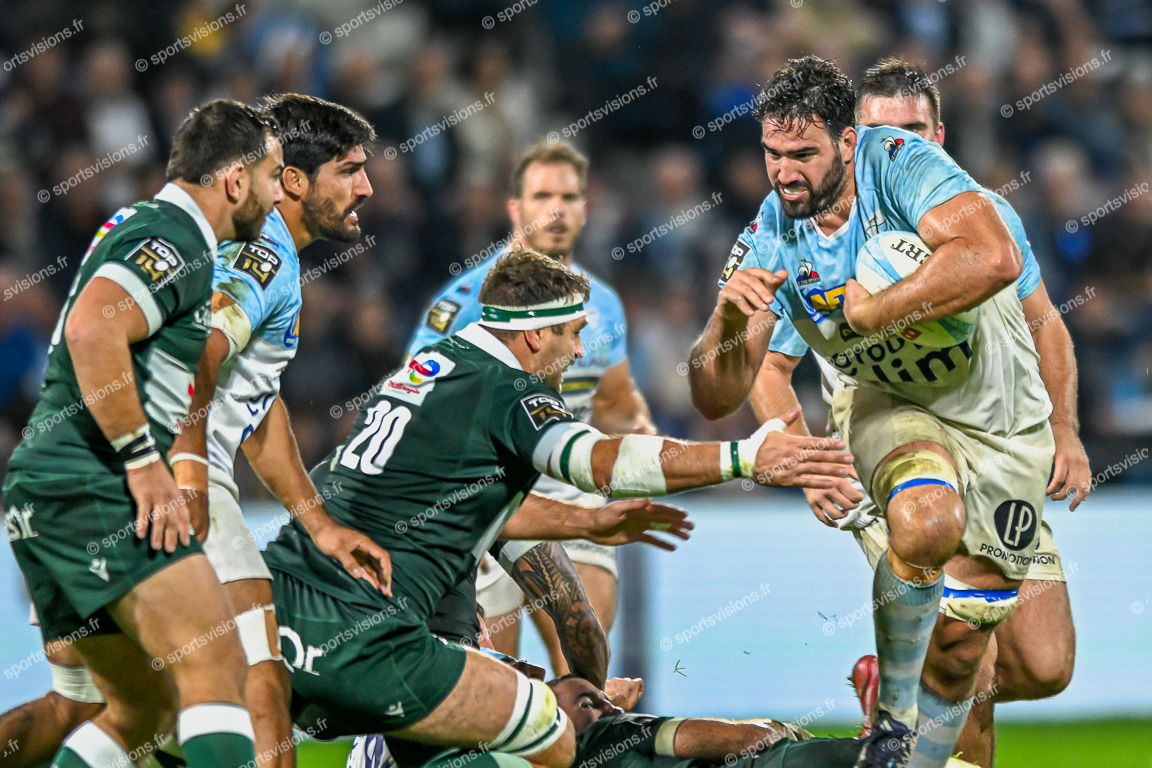 Lucas PAULOS (5) Aviron Bayonnais Rugby Pro with ball