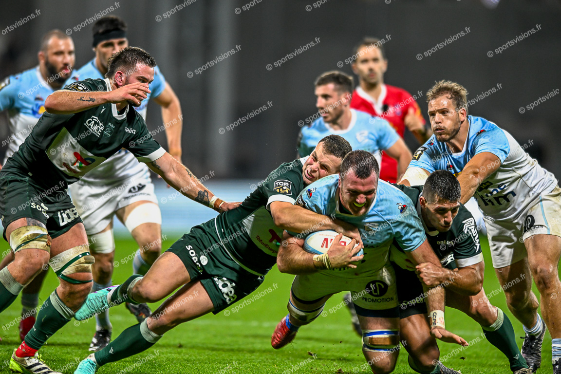 Thomas CEYTE (4) Aviron Bayonnais Rugby Pro with ball - Joe SIMMONDS (10) and Nathan DECRON (13) Section Paloise - Facundo BOSCH (16) Aviron Bayonnais Rugby Pro