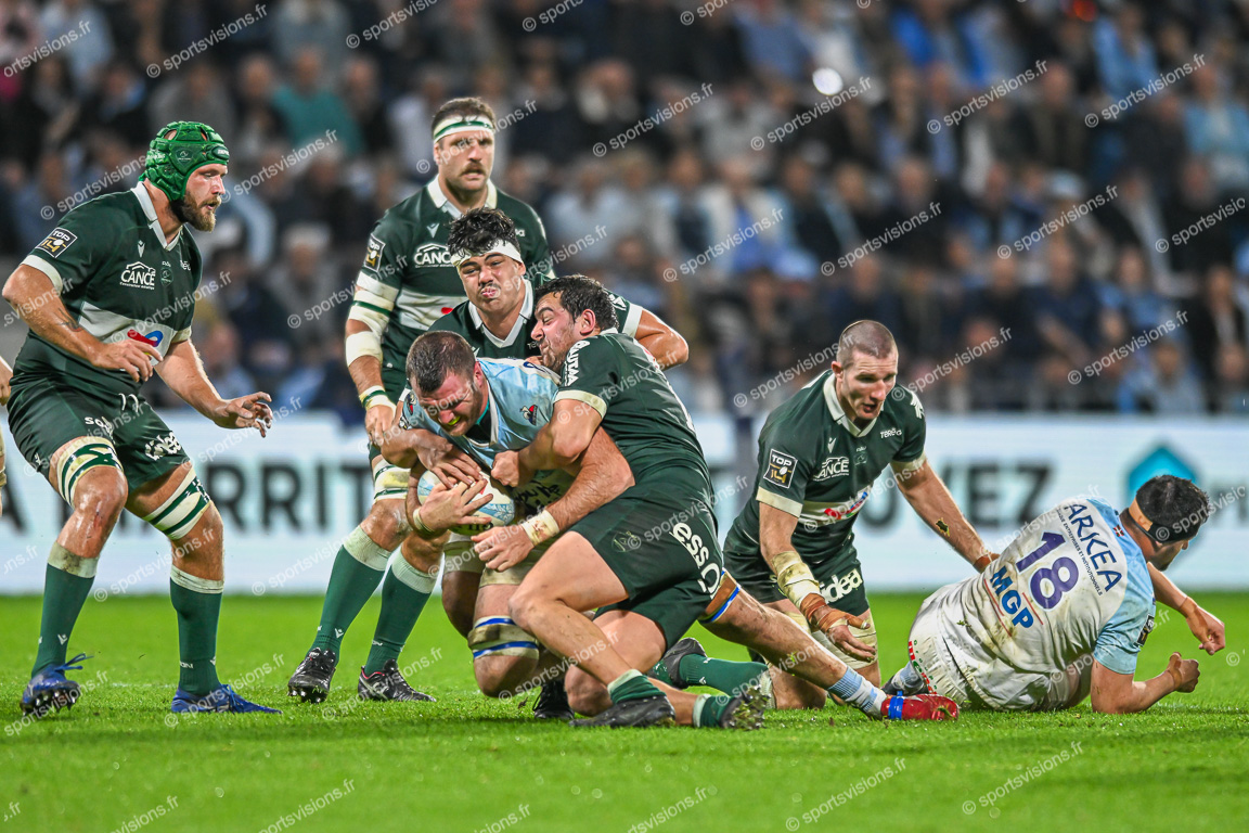 Thomas CEYTE (4) Aviron Bayonnais Rugby Pro with ball - Hugo AURADOU (18) and Remi SENECA (17) Section Paloise