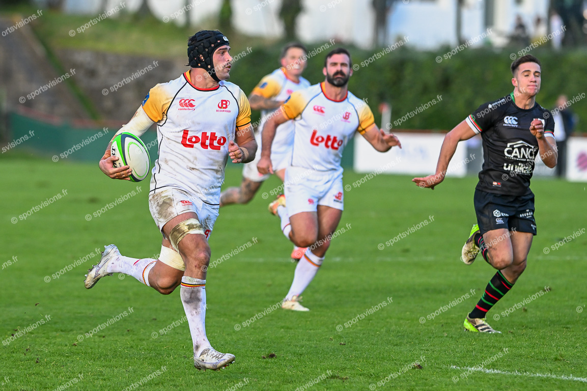 Hugues BASTIN  (7) Diables Noirs (BEL)  with ball for the try