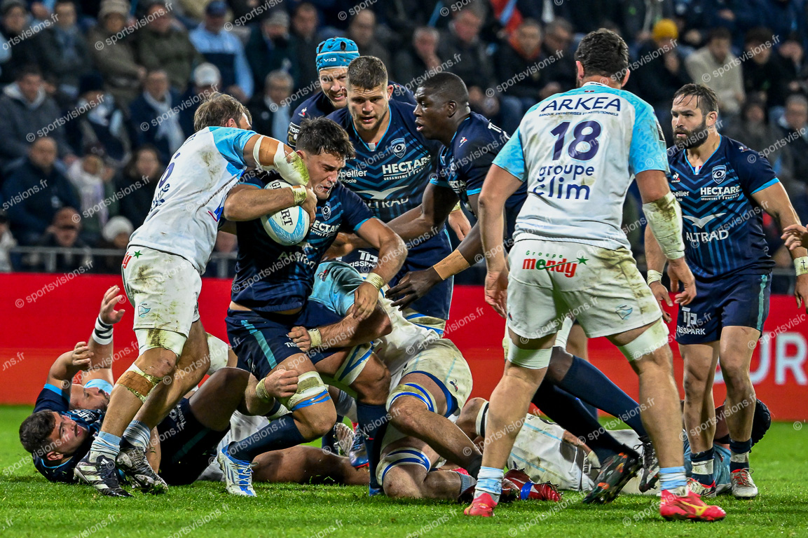 Alexandre BECOGNEE (8) MHR  with ball - Facundo BOSCH (16) Aviron Bayonnais Rugby Pro