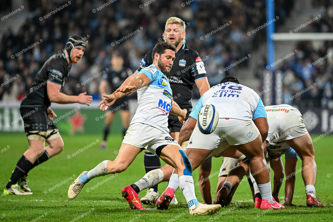 Maxime MACHENAUD (21) Aviron Bayonnais Rugby Pro with ball - Olivier KEBBLE (18) Glasgow Warriors (GB-SCT)