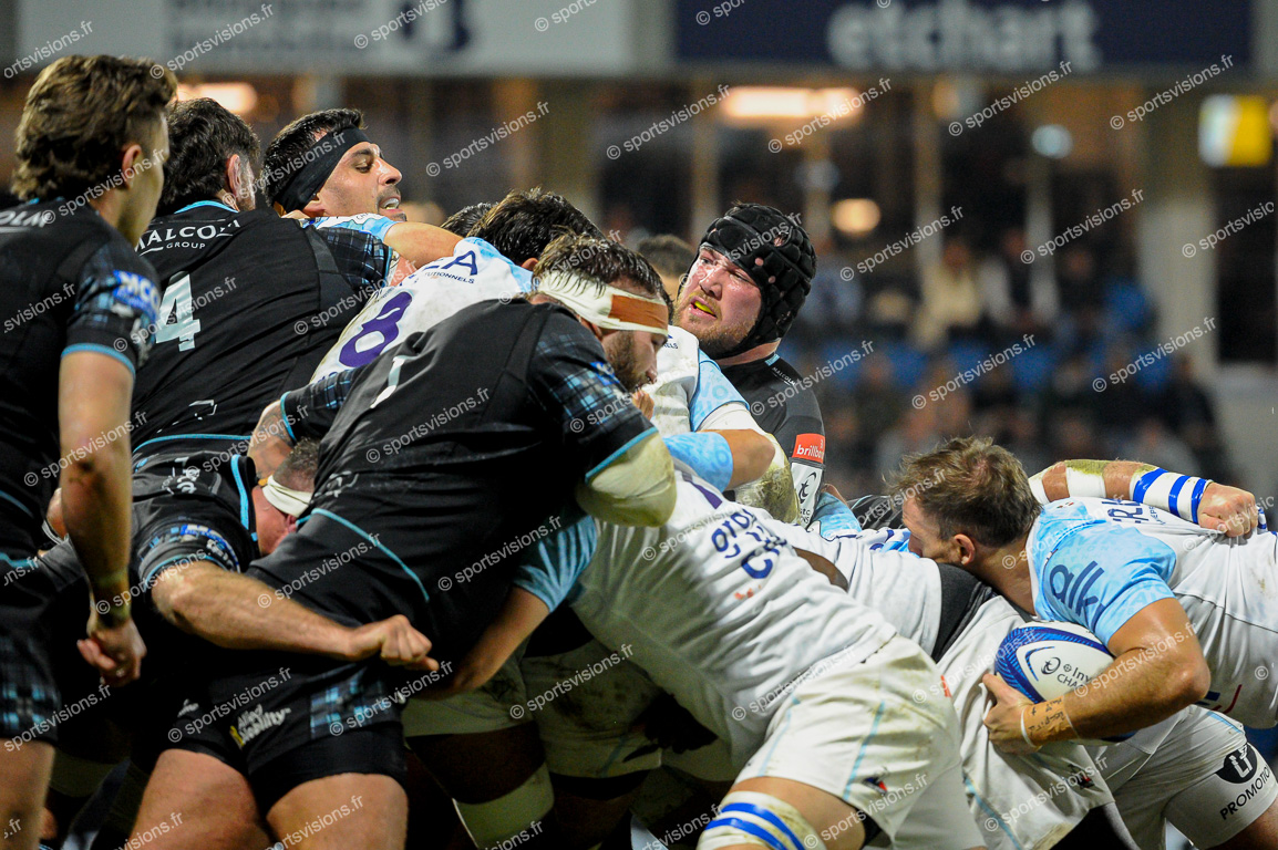 Facundo BOSCH (2) Aviron Bayonnais Rugby Pro with ball - Zander FAGERSON (3) Glasgow Warriors(GB-SCT) - Remi BOURDEAU (6) Aviron Bayonnais Rugby Pro