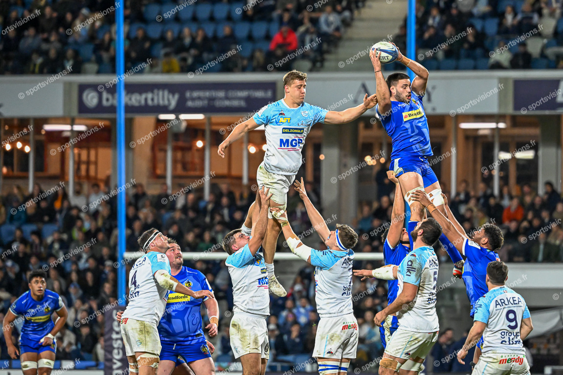 Duel in the air for the ball Ethan ROOTS (6) Exeter Chiefs (GB) - Pierre HUGUET (6) Aviron Bayonnais Rugby Pro