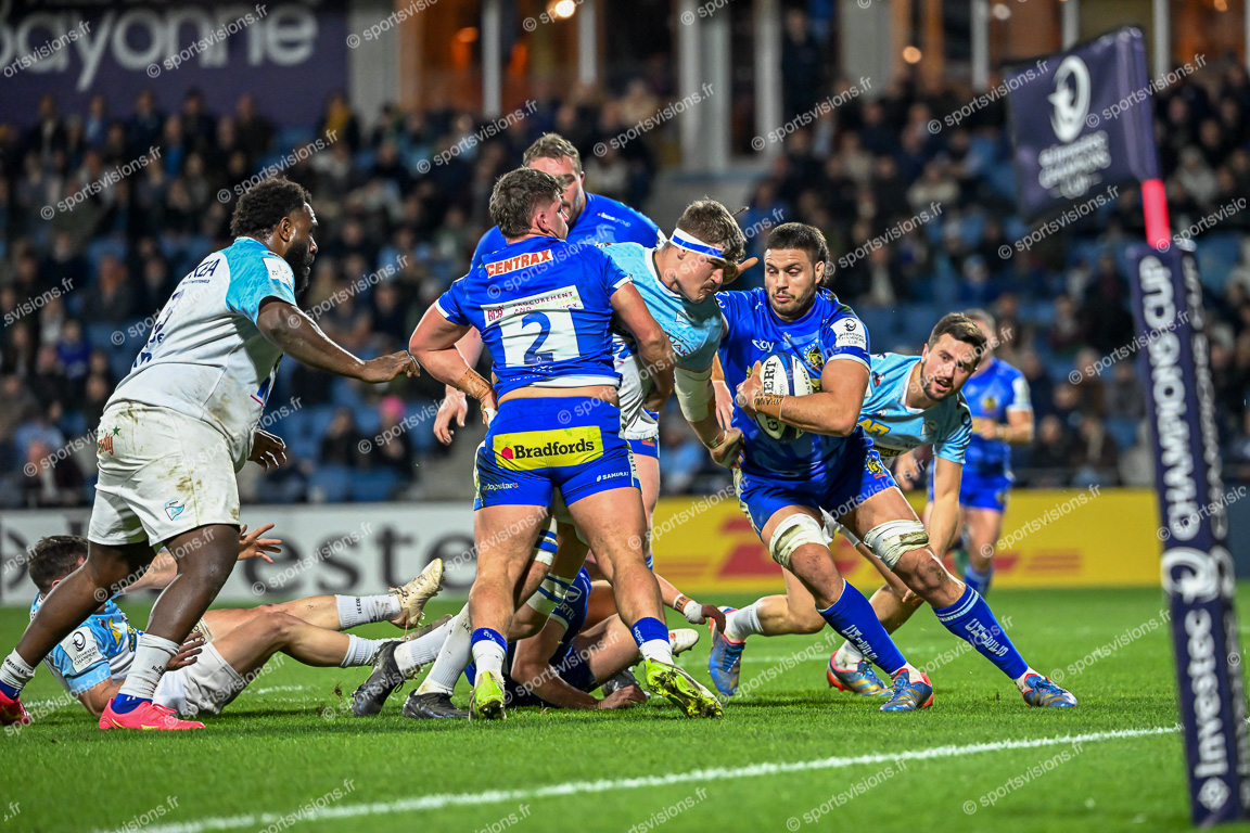 Ethan ROOTS (6) Exeter Chiefs (GB) with ball - Baptiste HEGUY (7) and Aurelien CALLANDRET (14) Aviron Bayonnais Rugby Pro