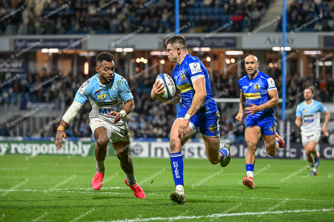 Harvey SKINNER (10) Exeter Chiefs (GB) with ball - Sireli MAQALA (13) Aviron Bayonnais Rugby Pro