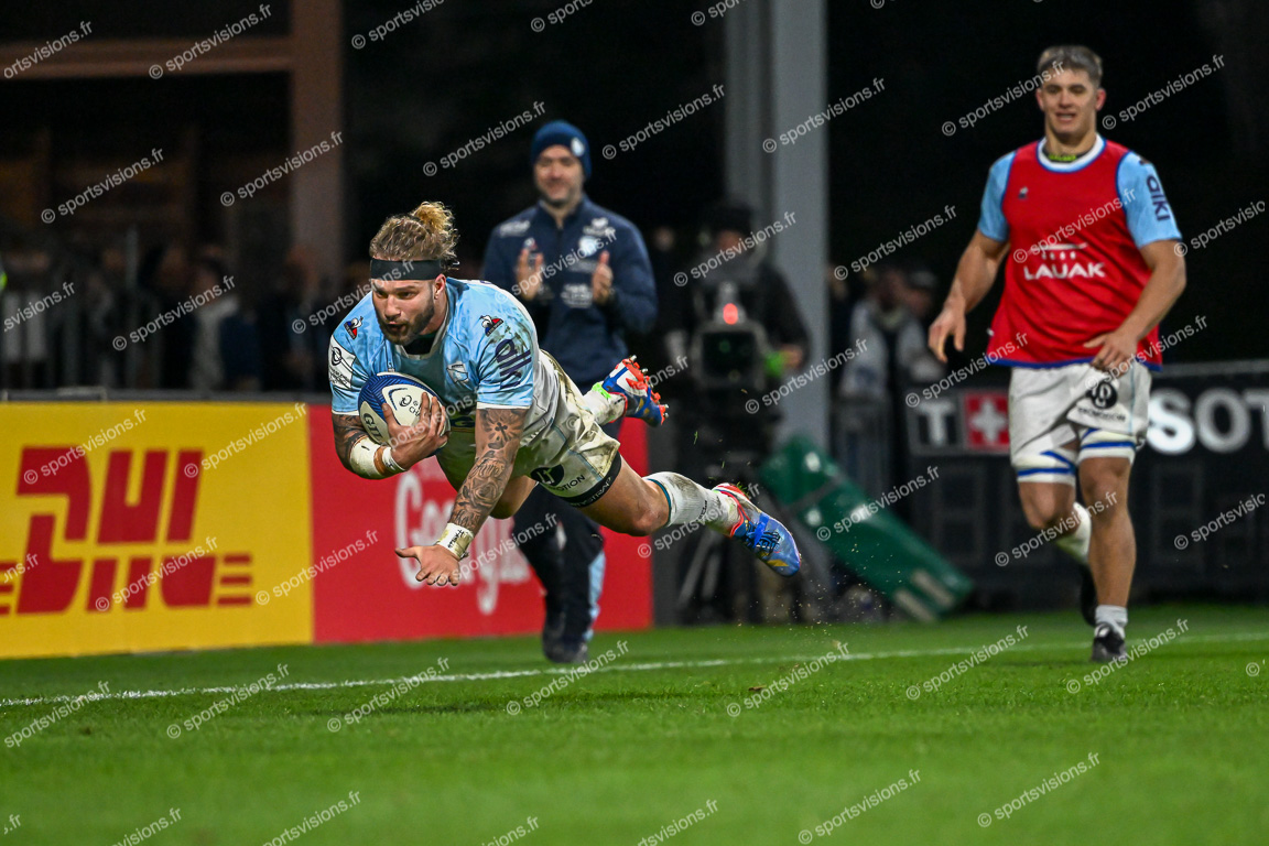 Frederico MORI (22) Aviron Bayonnais Rugby Pro with ball for the try