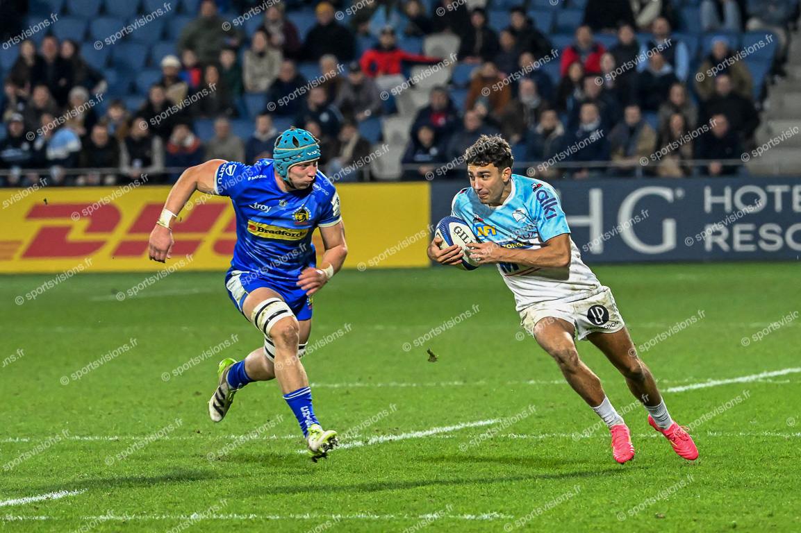Victor HANNOUN (11) Aviron Bayonnais Rugby Pro with ball Ross VINTCENT (20) Exeter Chiefs (GB)